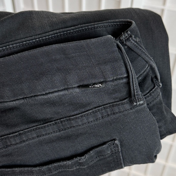 MOTHER Looker Ankle Fray Guilty as Sin Jeans | Size 28 - Picture 4 of 6